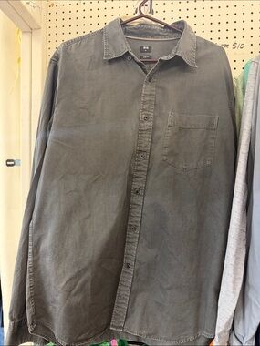 Uniqlo Men's Casual Button-Down Shirt — Charcoal Gray